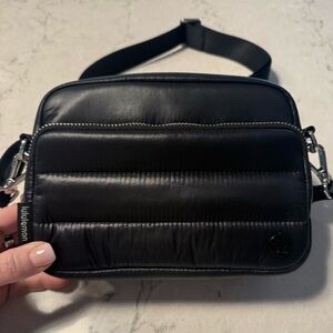 Lululemon Wunderpuff 2L Black Everywhere crossbody bag